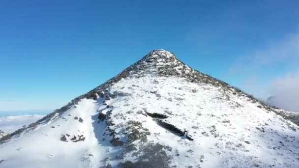 Drone Schot Achterwaarts Van Berg Pico Ruivo Madeira — Stockvideo