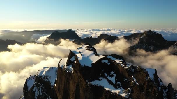 Sinar Matahari Hits Awan Atas Gunung Pico Ruivo Madeira — Stok Video