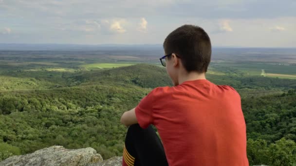 Băiat Odihnește După Merge Bicicletă Bucură Priveliște Departe Agitația Agitația — Videoclip de stoc