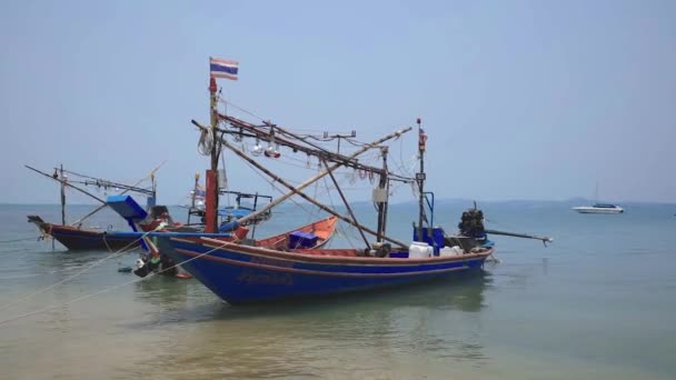 Thai Halászhajók Sekély Vízben Koh Samui Thaiföld — Stock videók