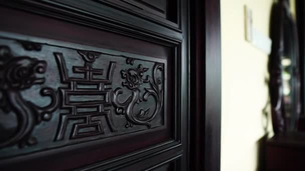 家のドアにドラゴンを描いたベトナムの古代の木彫りのショットを閉じます — ストック動画
