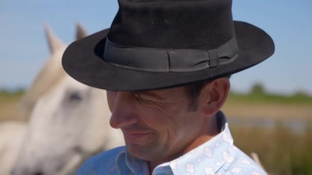 Cowboy Geniet Van Zijn Paarden Met Passie — Stockvideo