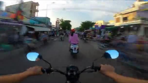 熱帯ビーチタウンの道路上の通勤乗馬モーターバイクスクーターのPov ハイパー ラプスが — ストック動画