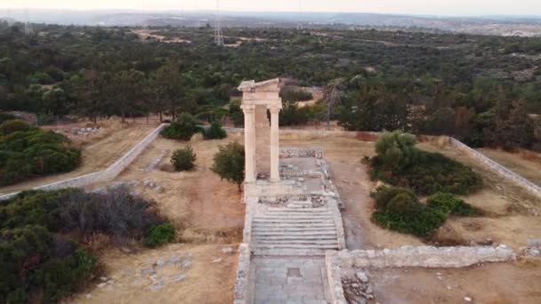 アポロンの考古学遺跡の空中ドローン映像日没時にキプロスのLimassolのOurion Limassolの聖域をハイレートします 360上からアポロナス ヤラティス神殿の古代ギリシャ寺院の遺跡の軌道ビュー — ストック動画