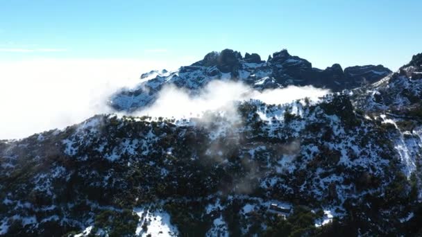 Hermoso Dron Volando Hacia Las Delgadas Nubes Montaña Pico Ruivo — Vídeos de Stock