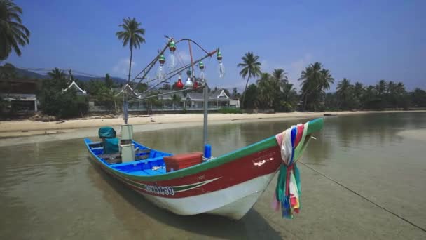 Stare Tajskie Łodzie Rybackie Plaży Przed Luksusową Willą Koh Samui — Wideo stockowe