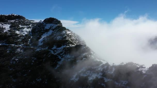 Drone Volando Hacia Atrás Desde Montaña Pico Ruivo Madeira — Vídeo de stock