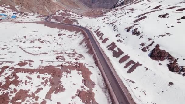 パソ国際空港で車を運転する車チリのポルティージョで冬に雪の山の丘とリベルタドーレス — ストック動画