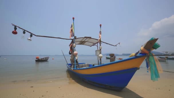 Thai Wooden Fishing Boat Standing Beach Samui Thailand — Stock Video