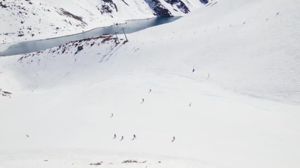 Αεροφωτογραφία Των Σκιέρ Στο Χιονοδρομικό Κέντρο Portillo Στις Άνδεις Βουνό — Αρχείο Βίντεο