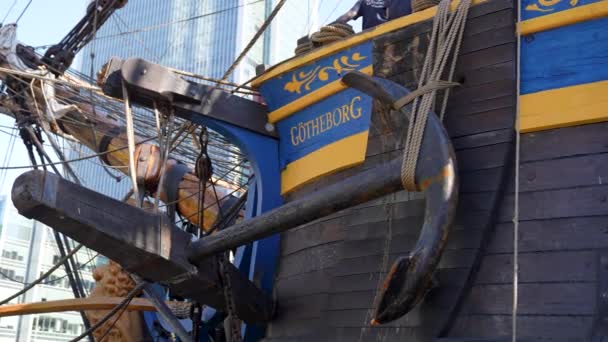 伦敦金丝雀码头2022年8月8日瑞典哥德堡建立了名称和锚的拍摄 — 图库视频影像