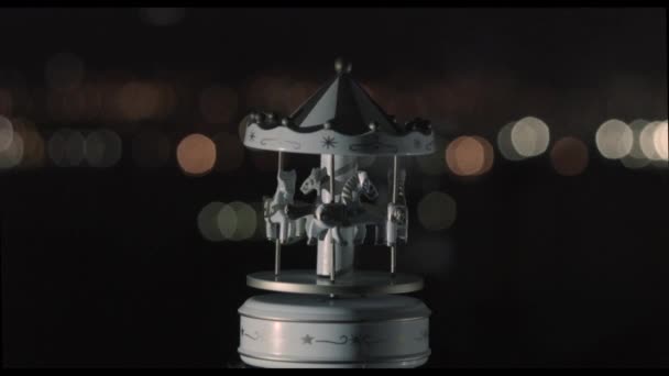 Музична Коробка Карусель Обертається Під Штучним Світлом Має Розмитий Фон — стокове відео