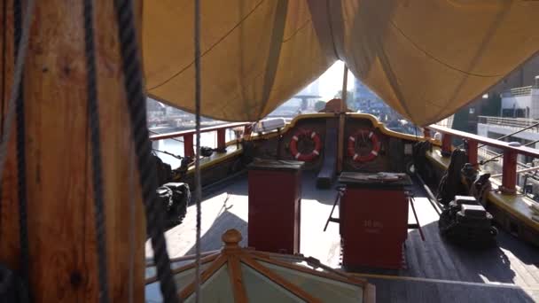 伦敦金丝雀码头2022年8月8日在一个温暖的夏天 瑞典的哥德堡号近距离拍摄了上层甲板的全景 — 图库视频影像