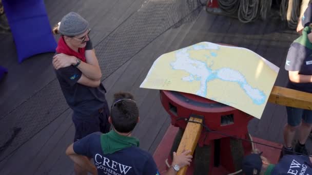 伦敦金丝雀码头2022年8月8日瑞典哥德堡号船员翻阅了他们下一次航行的海图 — 图库视频影像