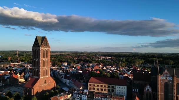 スピードランプセントメアリーの教会の塔 夏の黄金の時間でWismarドイツの見事な空中ビュー飛行台座のドローン8月2022 — ストック動画