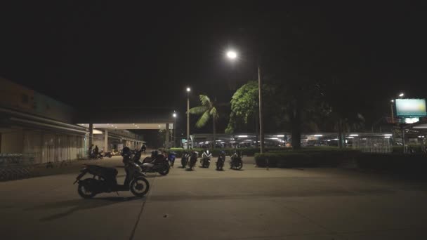 Zona Aparcamiento Entrada Frente Centro Comercial Por Noche — Vídeos de Stock