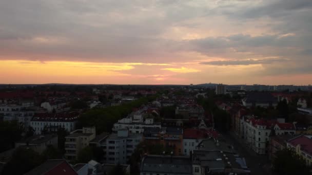 Drammatica Arancio Grandi Nuvole Cielo Sopra Tetti Berlino Splendido Volo — Video Stock