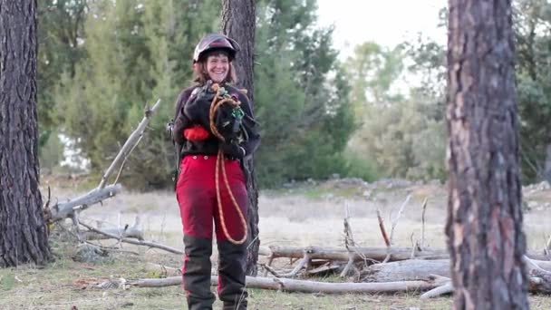 高さの剪定のための登山ロープを結びながら 高さの剪定業界で働くことのために誇らしげに笑顔女性 — ストック動画