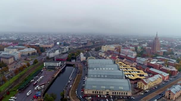 Volo Aereo Ritroso Sulla Città Riga Con Market Hall Durante — Video Stock