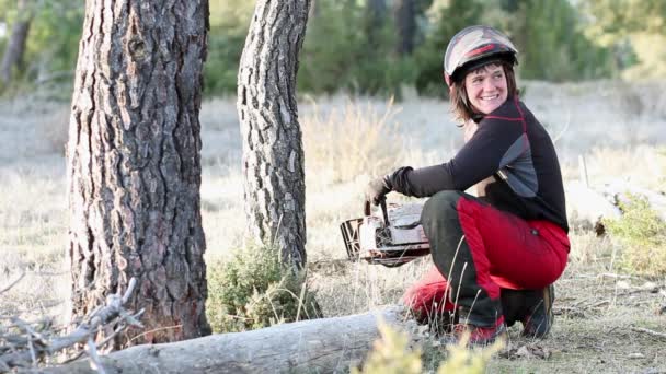 Jeune Femme Souriant Caméra Équipée Une Tronçonneuse Gants Casque Rouge — Video