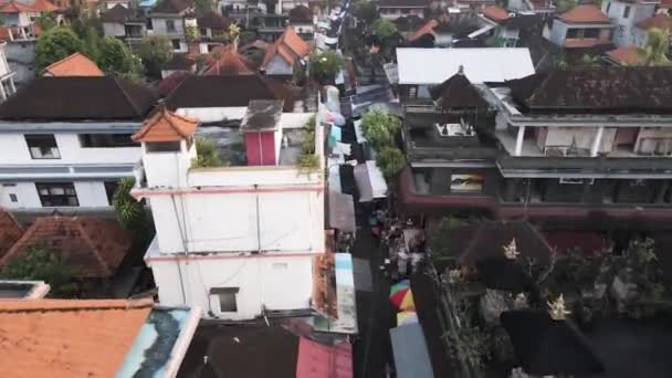 从印度尼西亚巴厘岛的住宅街和公共市场上空飞过 — 图库视频影像