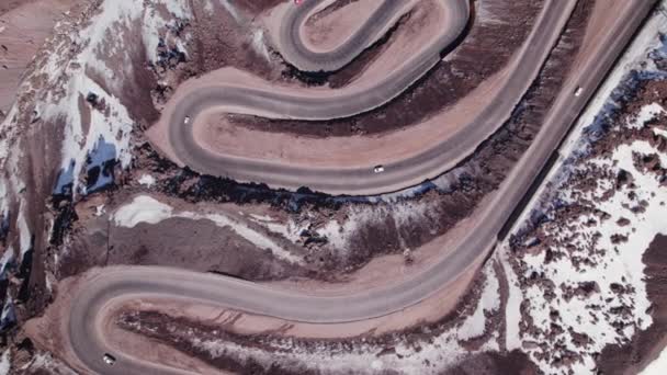 リベルタドーレス アルゼンチンとチリの間の曲がりくねった道 空中トップダウン — ストック動画