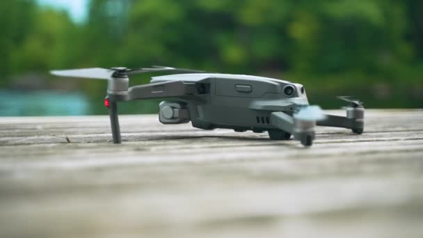 Drone Appollaiato Molo Legno Stivali Eliche Iniziano Girare Decolla Super — Video Stock