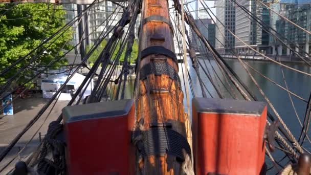 伦敦金丝雀码头2022年8月8日瑞典的哥德堡号在金丝雀码头的天际线上对着船头鸣枪 — 图库视频影像