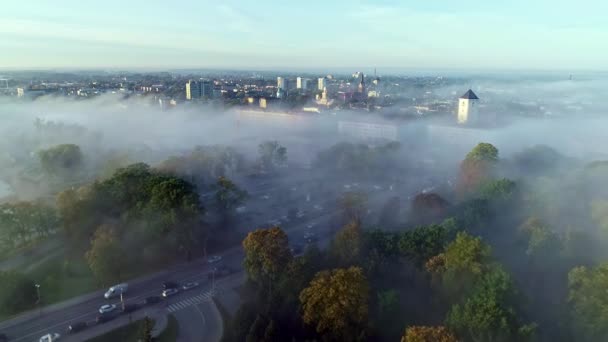 Drone Aérien Reculant Brouillard Épais Recouvrant Ville Jelgava Pendant Matinée — Video