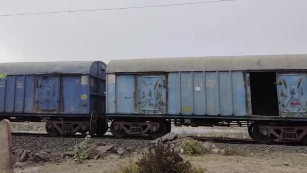鉄道線を走っている鉄道貨物車の静的なショット インドの鉄道貨物車のコンセプト — ストック動画