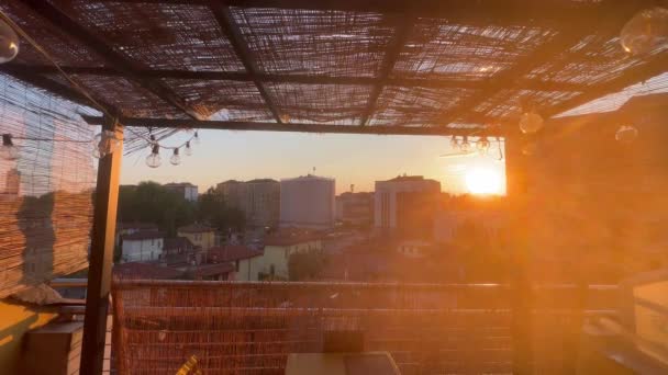 Impresionante Puesta Sol Sobre Edificios Ciudad Con Pocas Nubes Cielo — Vídeo de stock