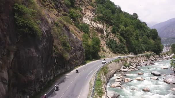 穿越喜马拉雅山山脉的高空公路的航拍 很少看到汽车和自行车在路上行驶 — 图库视频影像