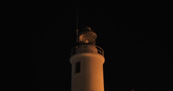 Farol Velho Com Luz Costa Mar Noite Ângulo Baixo — Vídeo de Stock