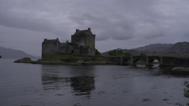 Zastřelen Uprostřed Cesty Hradu Eilean Donan Zamračený Den Shot Made — Stock video