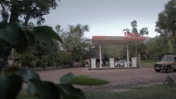 Suv Fordon Som Kör Förbi Bensinstation Kruger Nationalpark — Stockvideo