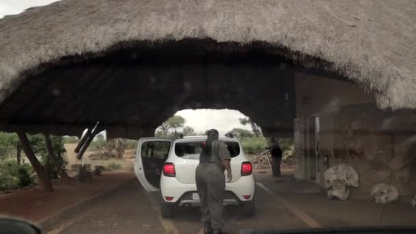 Segurança Inspeccionar Carro Posto Controlo Parque Nacional Kruger — Vídeo de Stock