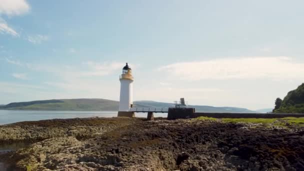 Rising Drone Shot Tobermory Lighthouse Isle Mull Coast — Vídeo de Stock
