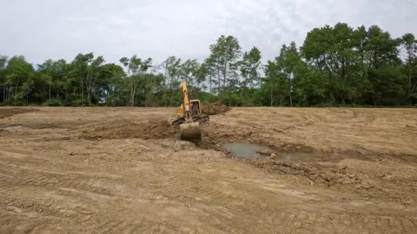 Powerful Hydraulic Excavator Scooping Dirt Muddy Area Bottom Slope Small — Stock Video