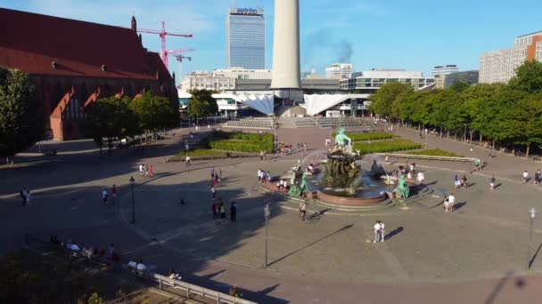 前东德东德 2022年8月8日 柏林电视塔前海王星喷泉的壮观的空中俯瞰飞行盘 — 图库视频影像