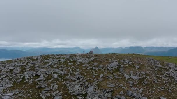 Caminhante Topo Montanha Rochosa Luroy Nordland County Noruega Recuo Aéreo — Vídeo de Stock