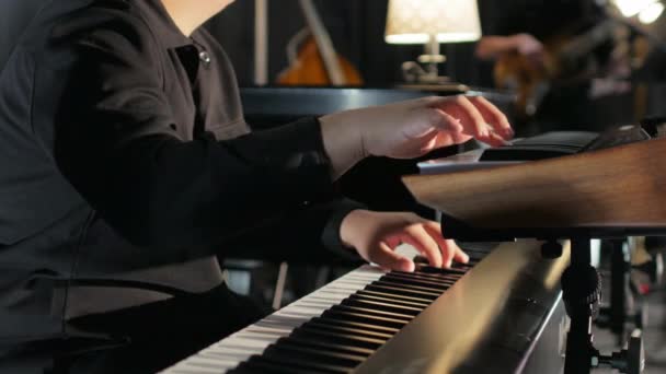 西装革履的男人和乐队一起玩两个键盘 — 图库视频影像