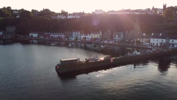 Captura Drones Aéreos Pitorescos Porto Tobermory Ilha Mull Durante Pôr — Vídeo de Stock