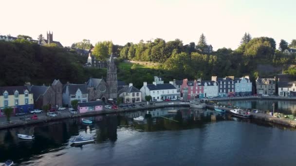 Captura Drones Aéreos Pitorescos Porto Tobermory Ilha Mull Durante Pôr — Vídeo de Stock