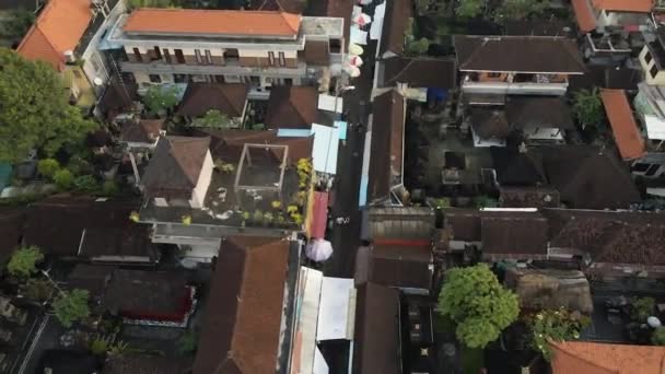 Vista Desde Arriba Calle Estrecha Alineada Con Casas Tradicionales Bali — Vídeo de stock