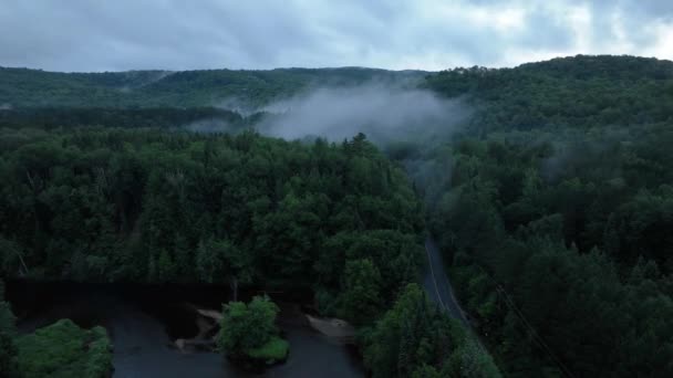 Nadpobudliwość Tworzenie Chmur Dramatyczny Krajobraz Górski Chmury Wirujące Wczesnym Rankiem — Wideo stockowe