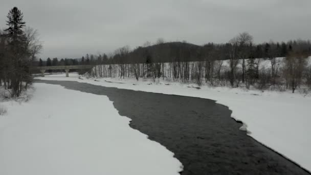 Piękny Zimowy Krajobraz Zdjęcia Drona Profesjonalny Pilot Latanie Nad Zamarzniętą — Wideo stockowe