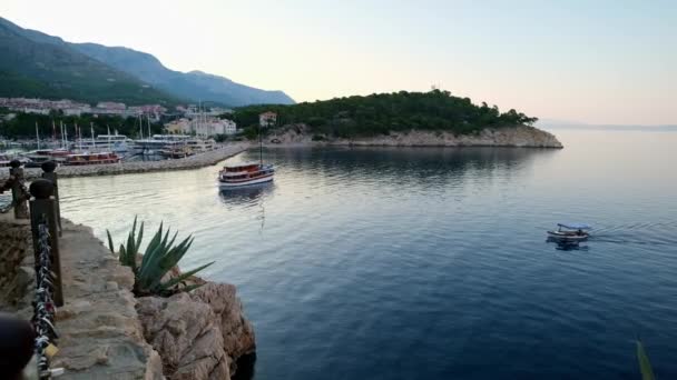 Egy Nagy Jacht Felvétele Lukobran Makarska Kikötőjéből Horvátország — Stock videók