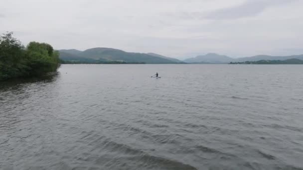 Повільне Стеження Хлопцем Молоденької Жінки Paddlebaording Shore Loch Lomond — стокове відео