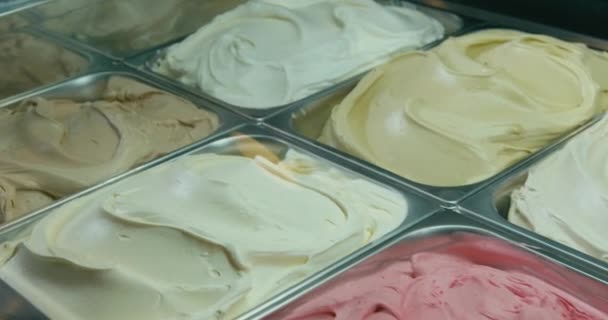 Παγωτό Ζελέ Διάφορα Χρώματα Που Παρουσιάζονται Πίσω Από Ένα Ποτήρι — Αρχείο Βίντεο