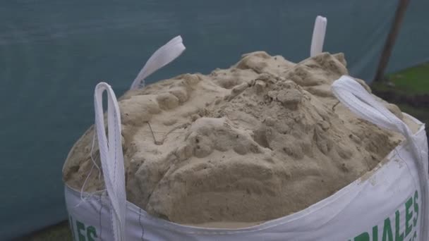 Nşaat Alanındaki Kum Torbası Etrafında Yakın Çekim — Stok video